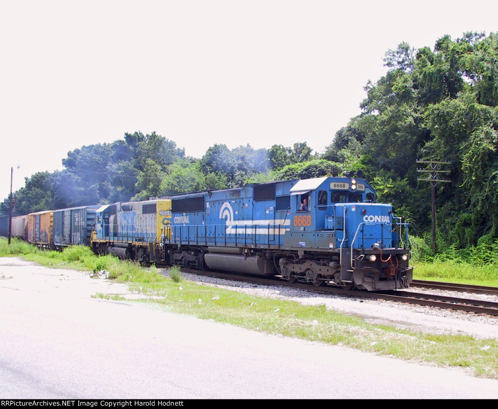 CSX 8668 & 2554 lead a train out of Bennett Yard